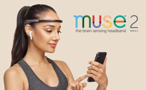 脳波デバイス「Muse2」で脳波測定をする女性