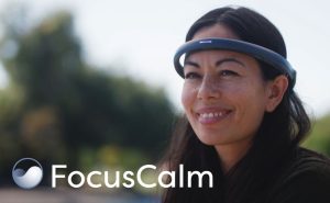 脳波デバイス「FocusCalm」で脳波測定をする女性